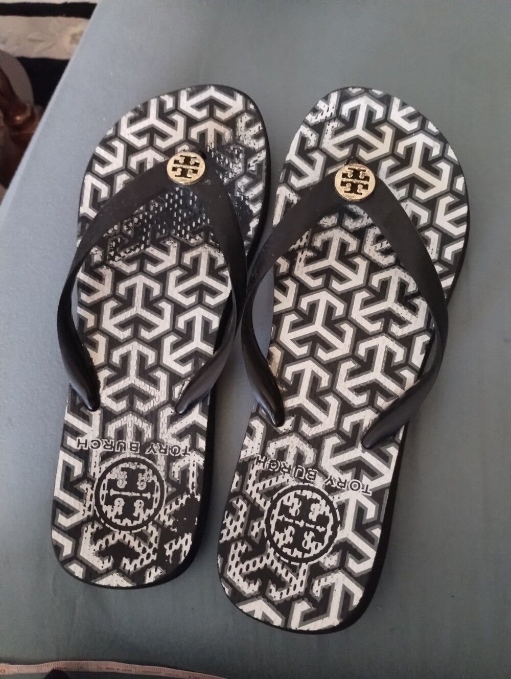 Tory Burch Black Floral Thongs Sz 10